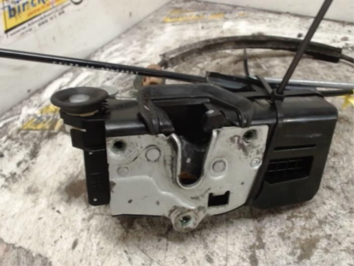 Deurslot Mechaniek 4Deurs rechts-achter van een Chevrolet Suburban 5.3 V8 FlexFuel 4x4 2014