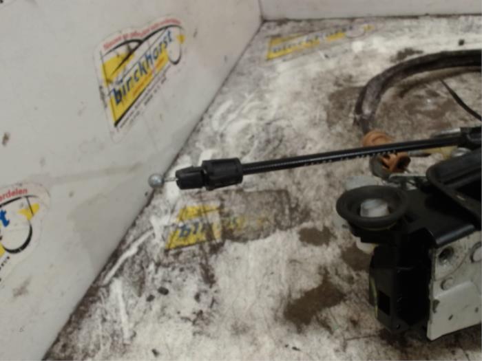 Deurslot Mechaniek 4Deurs rechts-achter van een Chevrolet Suburban 5.3 V8 FlexFuel 4x4 2014