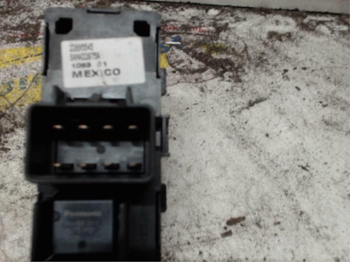 Elektrisch Raam Schakelaar van een Chevrolet Suburban 5.3 V8 FlexFuel 4x4 2014