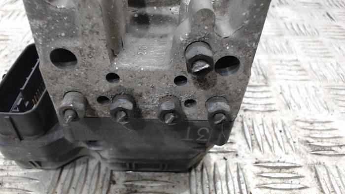 ABS Pomp van een Toyota Avensis Verso (M20) 2.0 16V VVT-i D-4 2004