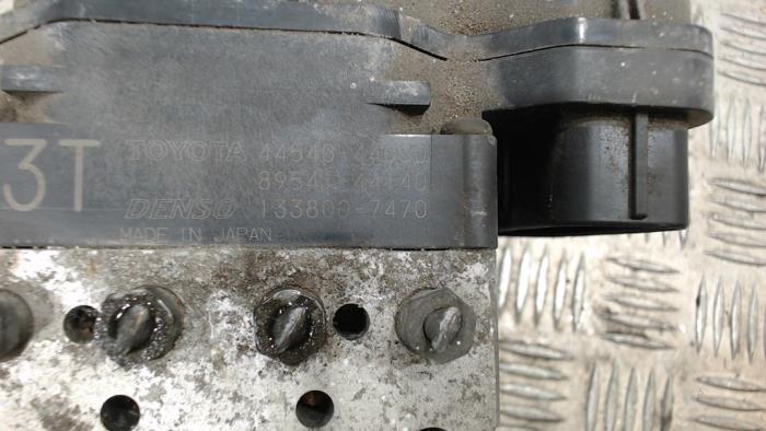 ABS Pomp van een Toyota Avensis Verso (M20) 2.0 16V VVT-i D-4 2004
