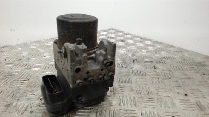 ABS Pomp van een Toyota Avensis Verso (M20) 2.0 16V VVT-i D-4 2004