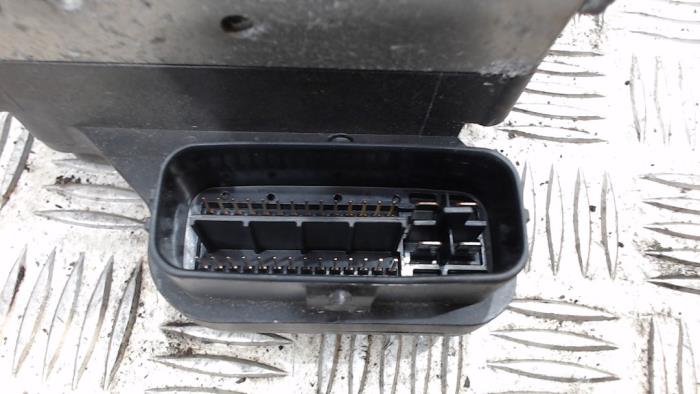 ABS Pomp van een Toyota Avensis Verso (M20) 2.0 16V VVT-i D-4 2004