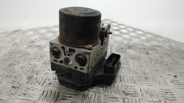 ABS Pomp van een Toyota Avensis Verso (M20) 2.0 16V VVT-i D-4 2004