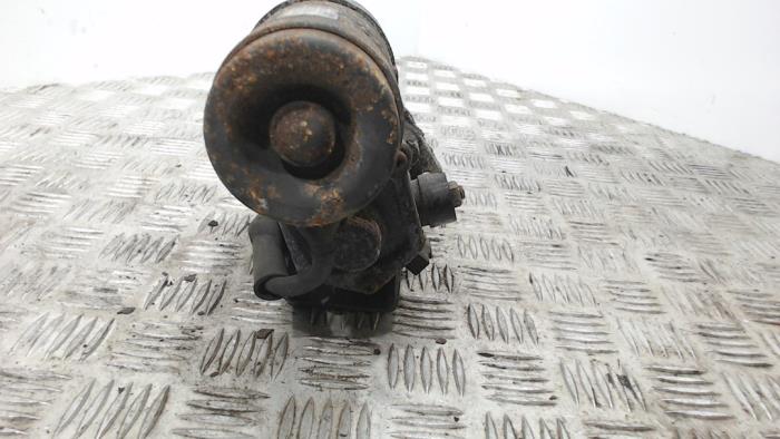 Startmotor van een Hyundai Santa Fe II (CM) 2.2 CRDi 16V 4x4 2006