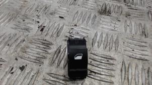 Gebruikte Schakelaar Elektrisch Raam Peugeot Expert (V1/VA/VB/VE/VF/VT/VY) e-Expert Prijs € 19,06 Inclusief btw aangeboden door Binckhorst BV