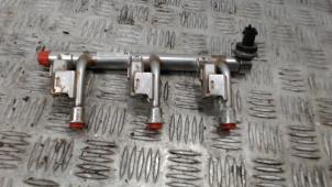 Gebruikte Injector brug Ford Transit Courier 1.0 Ti-VCT EcoBoost 12V Prijs € 26,25 Margeregeling aangeboden door Binckhorst BV