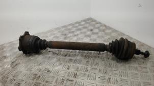 Gebruikte Aandrijfas links-voor Volkswagen Passat (3B3) 2.0 20V Prijs € 42,00 Margeregeling aangeboden door Binckhorst BV