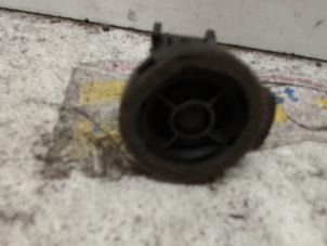 Gebruikte Tweeter Toyota Auris (E15) 1.8 16V HSD Full Hybrid Prijs € 15,75 Margeregeling aangeboden door Binckhorst BV