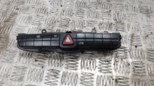 Gebruikte Gevarenlicht Schakelaar Volkswagen Crafter 2.5 TDI 30/35/50 Prijs € 26,25 Margeregeling aangeboden door Binckhorst BV