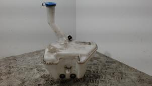 Gebruikte Ruitensproeiertank voor Toyota Yaris II (P9) 1.3 16V VVT-i Prijs € 21,00 Margeregeling aangeboden door Binckhorst BV