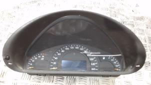 Gebruikte Instrumentenpaneel Mercedes C Combi (S203) 2.2 C-200 CDI 16V Prijs € 47,25 Margeregeling aangeboden door Binckhorst BV