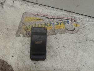 Gebruikte Ruit schakelaar elektrisch Peugeot 3008 I (0U/HU) 1.6 VTI 16V Prijs € 10,50 Margeregeling aangeboden door Binckhorst BV