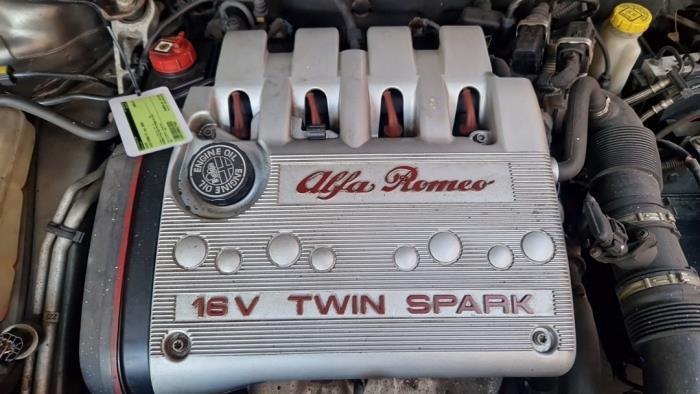 Motor van een Alfa Romeo GT (937) 1.8 Twin Spark 16V 2005