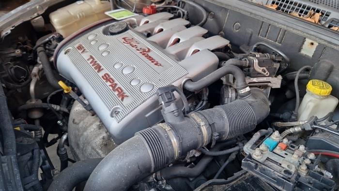 Motor van een Alfa Romeo GT (937) 1.8 Twin Spark 16V 2005