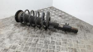 Gebruikte Mac Phersonpoot links-voor Peugeot 208 I (CA/CC/CK/CL) 1.2 Vti 12V PureTech 82 Prijs € 36,75 Margeregeling aangeboden door Binckhorst BV