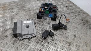 Gebruikte Kontaktslot + computer Peugeot 208 I (CA/CC/CK/CL) 1.2 Vti 12V PureTech 82 Prijs € 157,50 Margeregeling aangeboden door Binckhorst BV