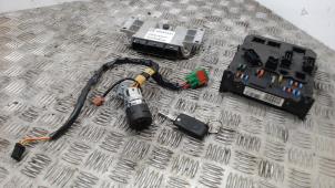 Gebruikte Kontaktslot + computer Peugeot 1007 (KM) 1.4 16V Prijs € 157,50 Margeregeling aangeboden door Binckhorst BV