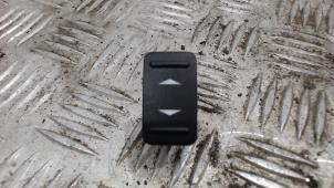 Gebruikte Ruit schakelaar elektrisch Ford S-Max (GBW) 2.0 TDCi 16V 136 Prijs € 10,50 Margeregeling aangeboden door Binckhorst BV