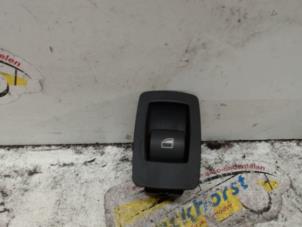 Gebruikte Ruit schakelaar elektrisch BMW X3 (E83) 2.0d 16V Prijs € 10,50 Margeregeling aangeboden door Binckhorst BV
