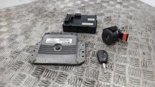 Gebruikte Kontaktslot + computer Renault Clio III (BR/CR) 1.4 16V Prijs € 105,00 Margeregeling aangeboden door Binckhorst BV