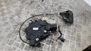 Gebruikte Schuifdeur Slotmechaniek links Volkswagen Caddy III (2KA,2KH,2CA,2CH) 1.6 Prijs € 42,00 Margeregeling aangeboden door Binckhorst BV