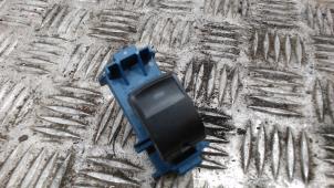 Gebruikte Raam schakelaar elektrisch Toyota Avensis Wagon (T27) 2.2 16V D-4D-F 150 Prijs € 10,50 Margeregeling aangeboden door Binckhorst BV