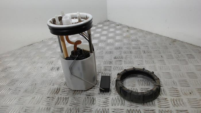 Gebruikte Tank element Pomp Volkswagen Polo V (6R) 1.0 12V BlueMotion Technology Prijs € 42,00 Margeregeling aangeboden door Binckhorst BV