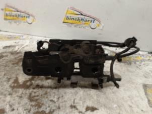 Gebruikte Slotmechaniek Motorkap Volkswagen Golf V (1K1) 1.4 16V Prijs € 21,00 Margeregeling aangeboden door Binckhorst BV