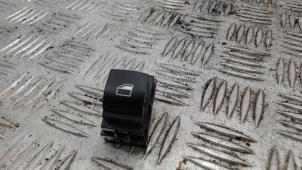 Gebruikte Elektrisch Raam Schakelaar BMW 2 serie Active Tourer (F45) 218i 1.5 TwinPower Turbo 12V Prijs € 10,50 Margeregeling aangeboden door Binckhorst BV