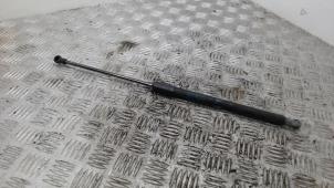 Gebruikte Kofferdekseldemper rechts-achter Peugeot 108 1.0 12V VVT-i Prijs € 10,50 Margeregeling aangeboden door Binckhorst BV