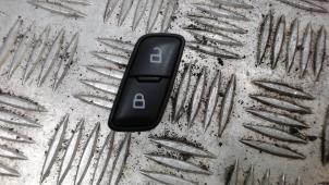 Gebruikte Schakelaar Centr. Deurvergrendeling Ford Transit 2.2 TDCi 16V Prijs € 10,50 Margeregeling aangeboden door Binckhorst BV