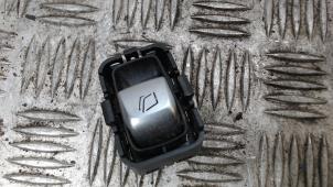 Gebruikte Raam schakelaar elektrisch Mercedes V (447.8) 2.1 250 BlueTEC, 250 d 16V Prijs € 15,75 Margeregeling aangeboden door Binckhorst BV
