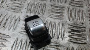 Gebruikte Schakelaar Elektrisch Raam Mercedes V (447.8) 2.1 250 BlueTEC, 250 d 16V Prijs € 10,50 Margeregeling aangeboden door Binckhorst BV