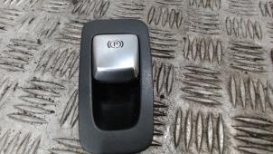 Gebruikte Schakelaar handrem Mercedes V (447.8) 2.1 250 BlueTEC, 250 d 16V Prijs € 21,00 Margeregeling aangeboden door Binckhorst BV