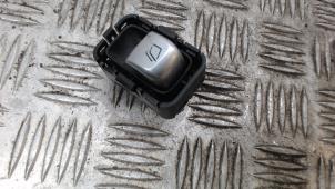 Gebruikte Raam schakelaar elektrisch Mercedes V (447.8) 2.1 250 BlueTEC, 250 d 16V Prijs € 15,75 Margeregeling aangeboden door Binckhorst BV