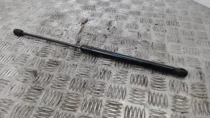 Gebruikte Kofferdekseldemper rechts-achter Opel Corsa C (F08/68) 1.2 16V Twin Port Prijs € 10,50 Margeregeling aangeboden door Binckhorst BV