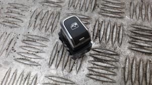 Gebruikte Elektrisch Raam Schakelaar Audi A3 Limousine (8VS/8VM) 1.0 TFSI 12V Prijs € 10,50 Margeregeling aangeboden door Binckhorst BV