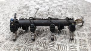 Gebruikte Injector brug Peugeot 1007 (KM) 1.4 16V Prijs € 63,00 Margeregeling aangeboden door Binckhorst BV