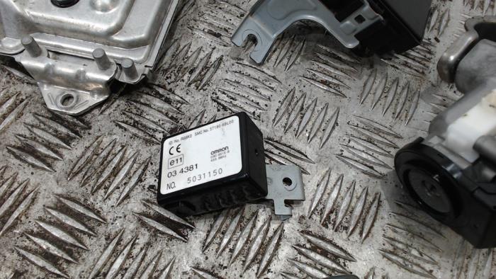 Kontaktslot + computer van een Suzuki Swift (ZA/ZC/ZD) 1.2 16V 2011