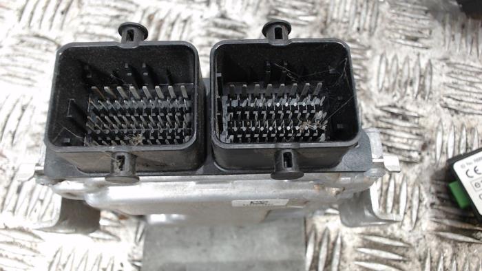 Kontaktslot + computer van een Suzuki Swift (ZA/ZC/ZD) 1.2 16V 2011