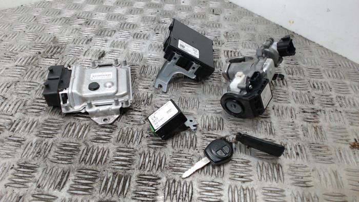 Kontaktslot + computer van een Suzuki Swift (ZA/ZC/ZD) 1.2 16V 2011