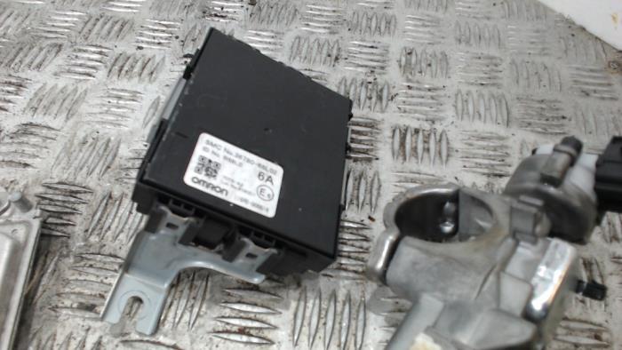 Kontaktslot + computer van een Suzuki Swift (ZA/ZC/ZD) 1.2 16V 2011