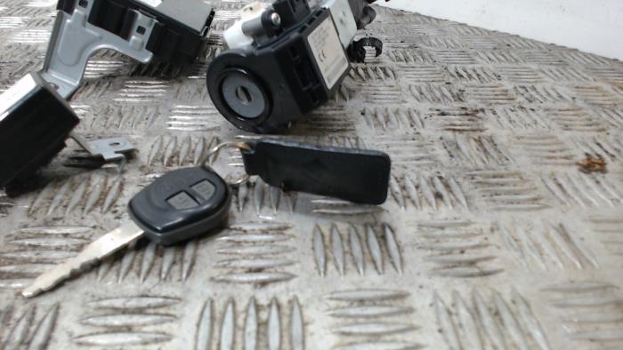 Kontaktslot + computer van een Suzuki Swift (ZA/ZC/ZD) 1.2 16V 2011