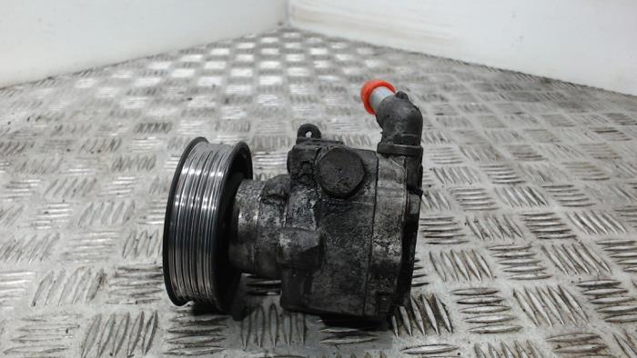 Stuurbekrachtiging Pomp van een Volkswagen Transporter T5 2.0 TDI DRF 2010