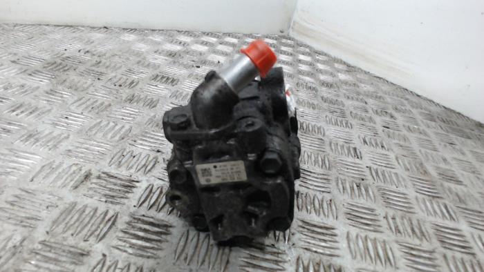 Stuurbekrachtiging Pomp van een Volkswagen Transporter T5 2.0 TDI DRF 2010