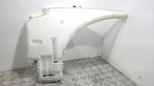 Gebruikte Ruitensproeiertank voor BMW X1 (E84) sDrive 20i 2.0 16V Twin Power Turbo Prijs € 21,00 Margeregeling aangeboden door Binckhorst BV