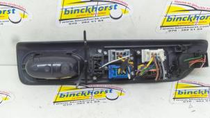 Gebruikte Ruit schakelaar elektrisch Renault Espace (JE) 2.0i 16V Prijs € 42,00 Margeregeling aangeboden door Binckhorst BV