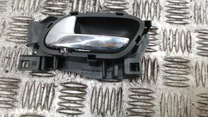 Gebruikte Deurgreep 4Deurs links-achter Peugeot 308 SW (4E/H) 1.6 HDi FAP Prijs € 10,50 Margeregeling aangeboden door Binckhorst BV