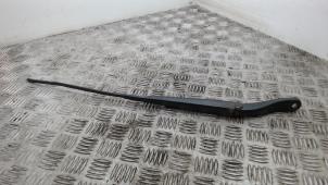 Gebruikte Ruitenwisserarm voor Renault Clio III (BR/CR) 1.5 dCi FAP Prijs € 15,75 Margeregeling aangeboden door Binckhorst BV